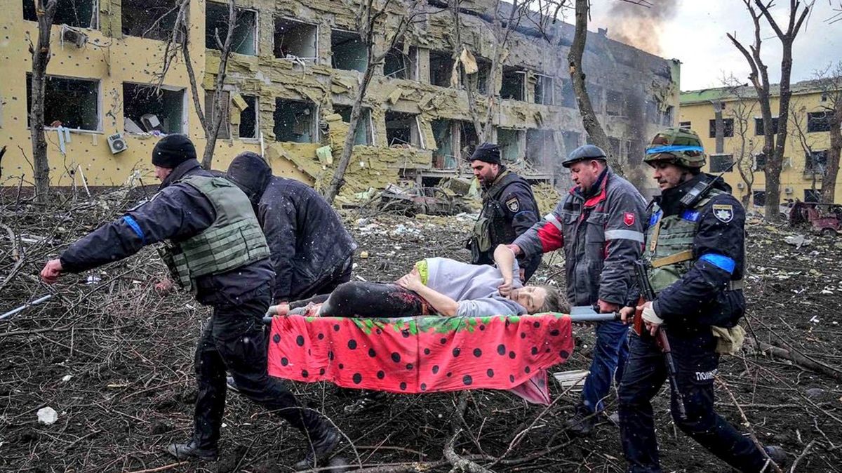 Těhotná žena ze snímku z bombardovaného Mariupolu zemřela. Nepřežilo ani dítě